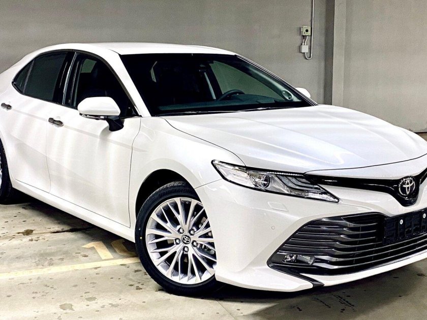 Тойота Камри 2021 белая