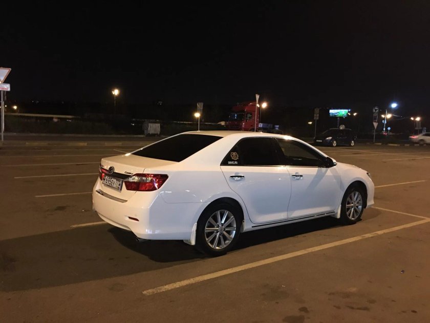 Toyota Camry 55 белая