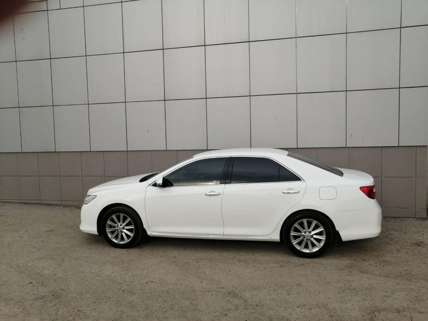 Тойота Камри 50 с черной крышей