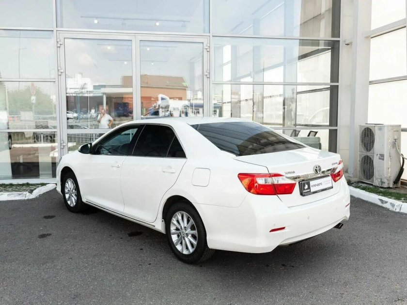 Toyota Camry 2014 — 2017 xv50 Рестайлинг белый