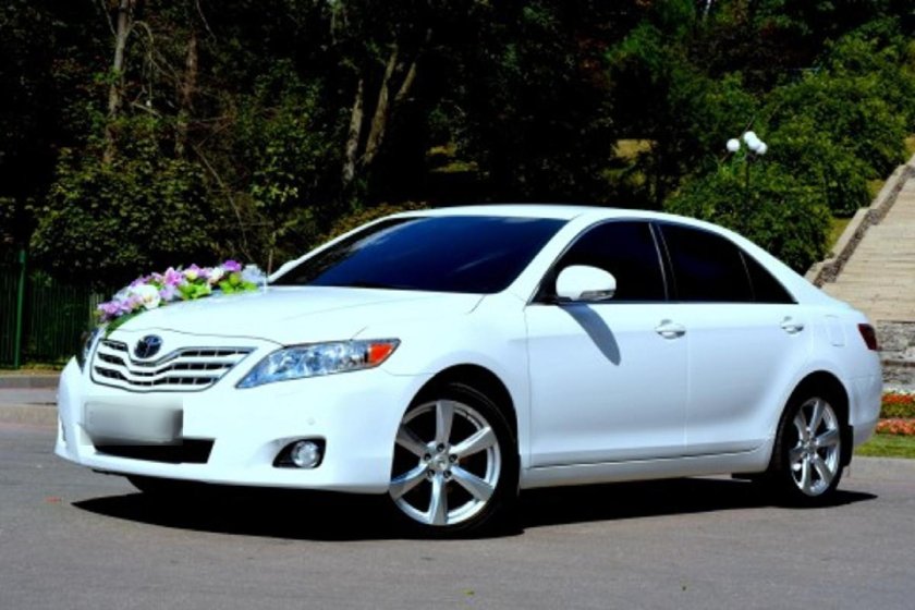 Тойота Камри белая