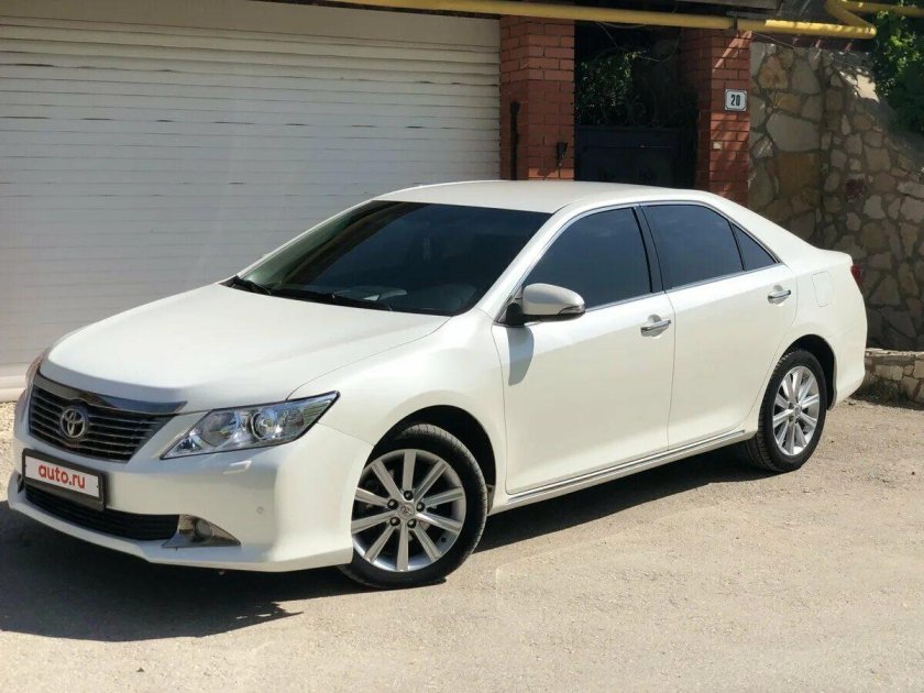 Toyota Camry v50 белая