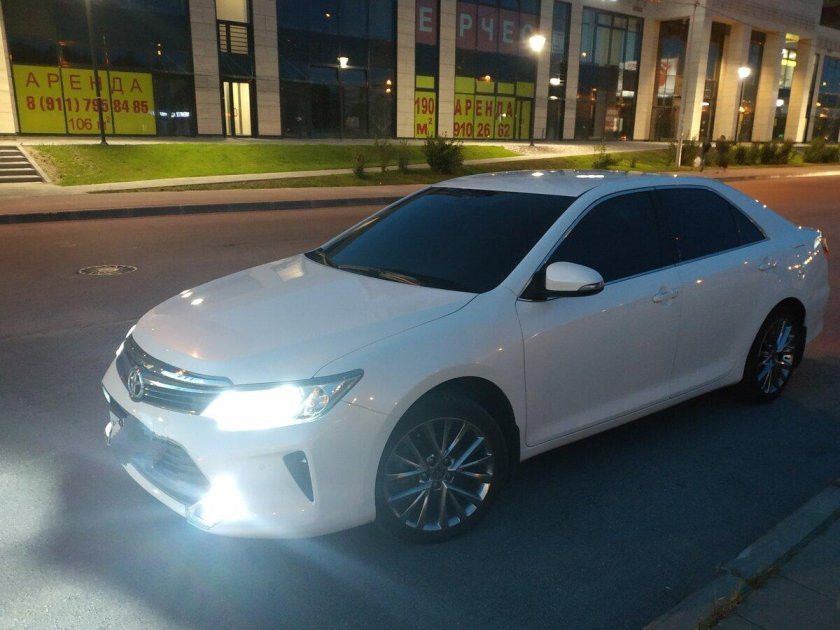 Toyota Camry 2015 белая