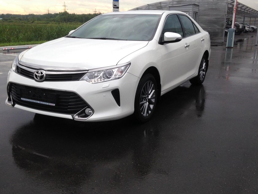 Тойота Камри 2017 белый перламутр