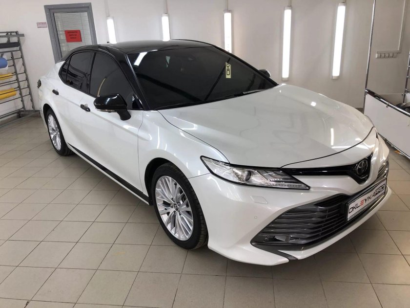 Тойота Камри 70 белая с черной крышей