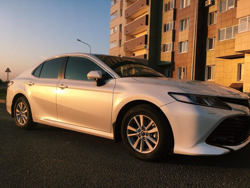 Тойота Камри 70 белый перламутр