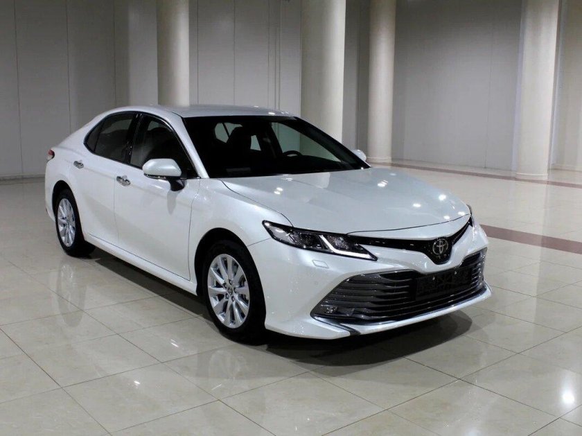 Toyota Camry белая