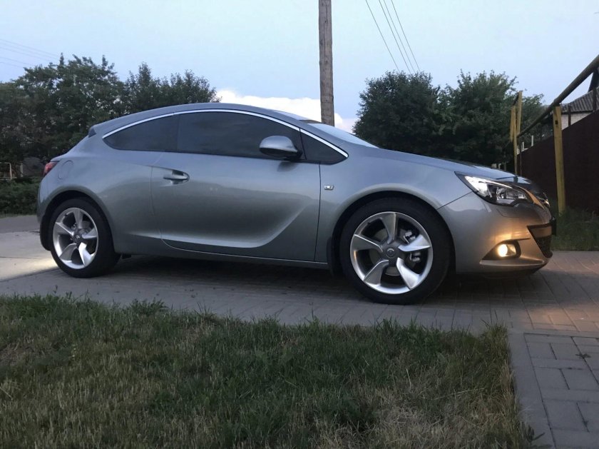 Opel Astra j GTC серый
