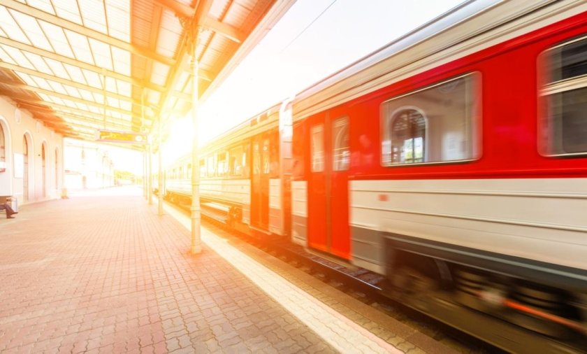 Поезд на перроне