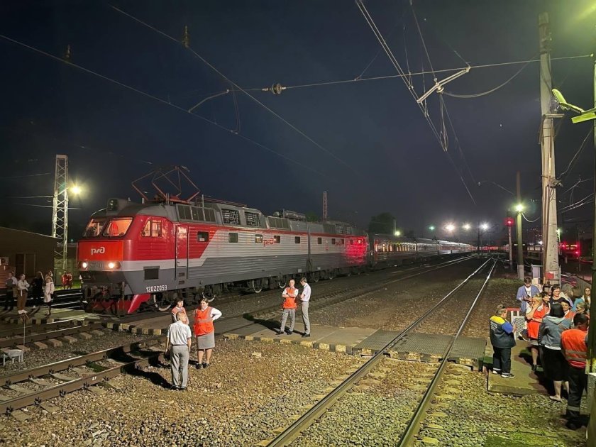 Пассажирский поезд ночью