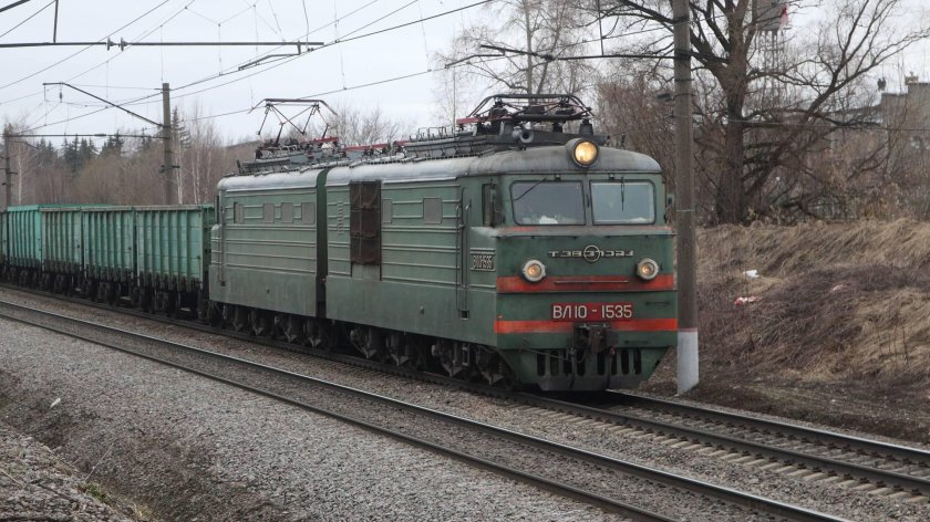 Вл10 с грузовым поездом