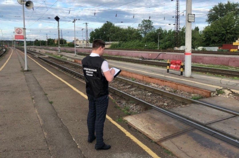 Парень на железной дороге