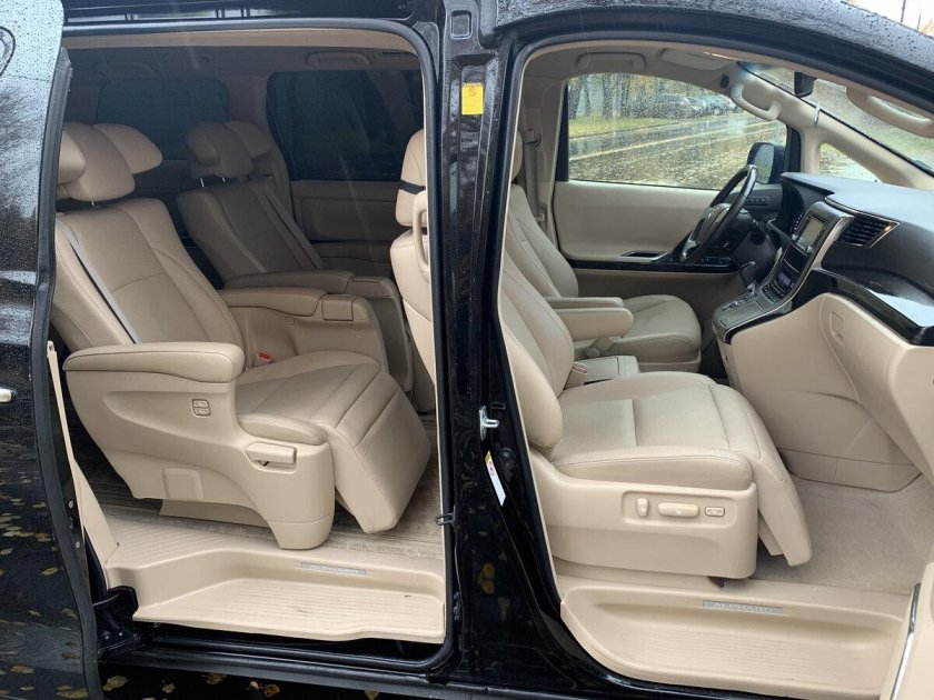 Toyota Alphard 3 салон