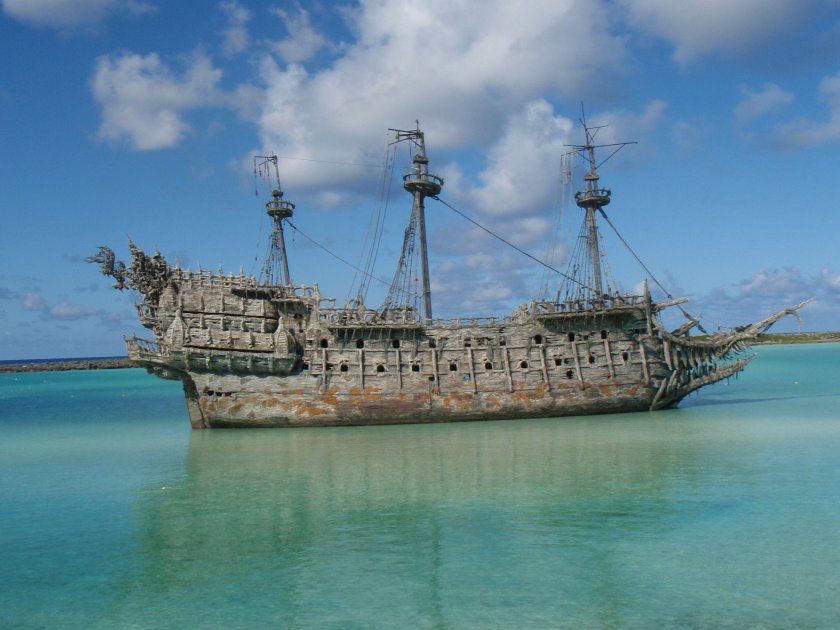 Корабль "Летучий голландец"