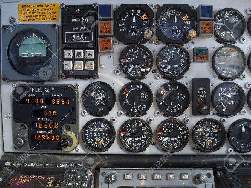 Приборная панель самолета