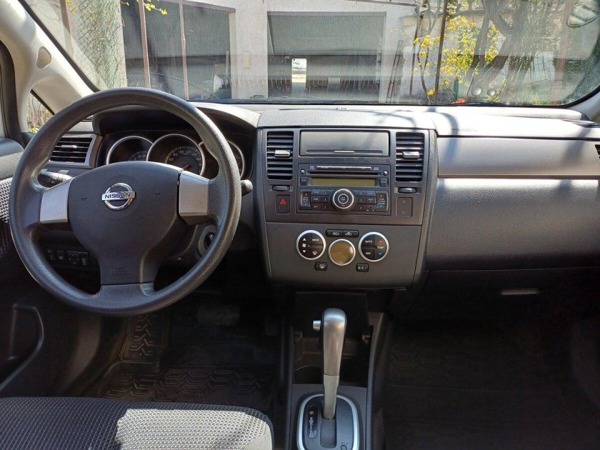 Nissan tiida 2008 седан салон