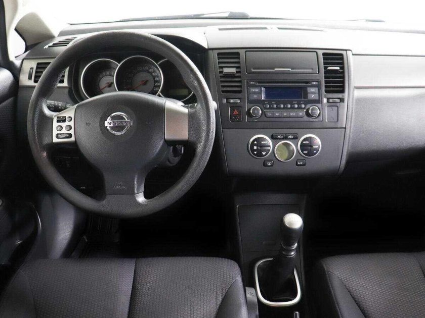 Nissan Tiida 2008 седан салон