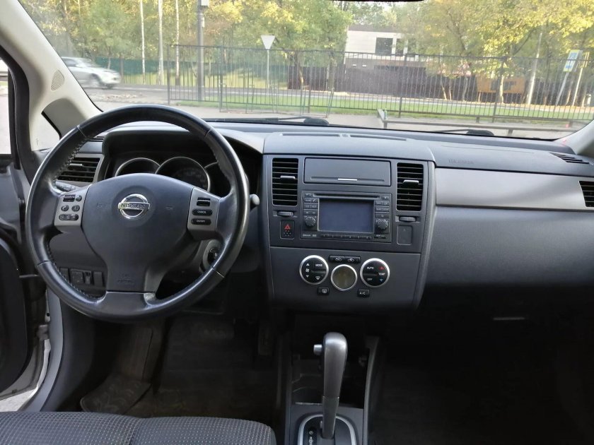 Nissan Tiida 2008 седан салон