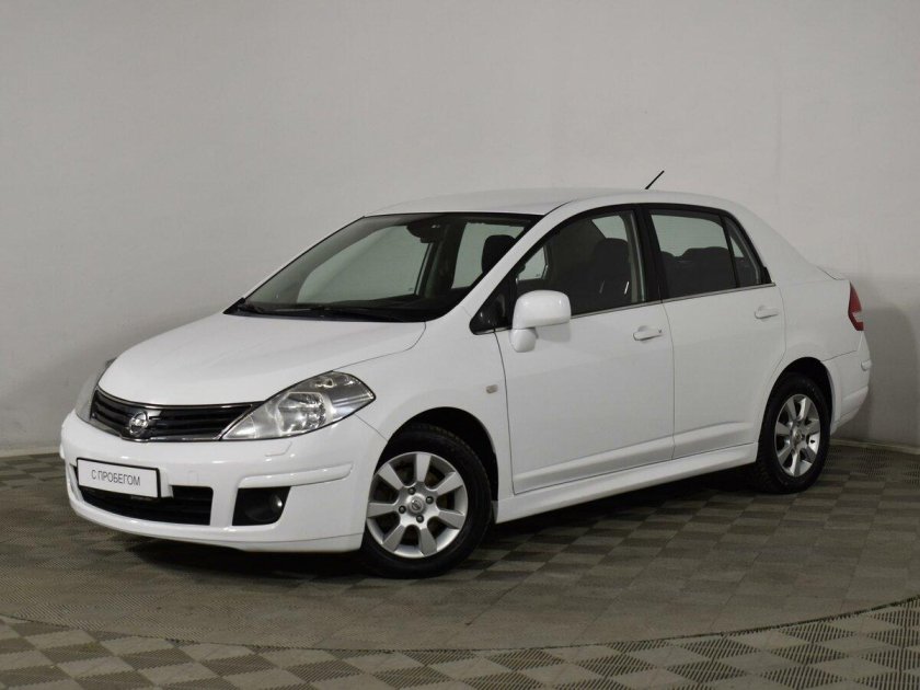 Nissan Tiida белая