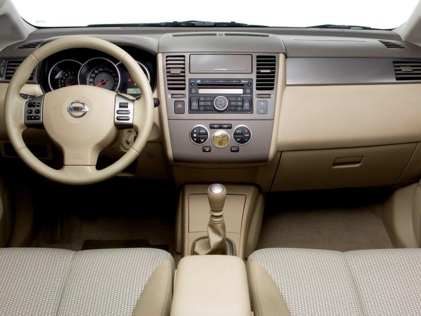 Ниссан Тиида 2010 седан салон