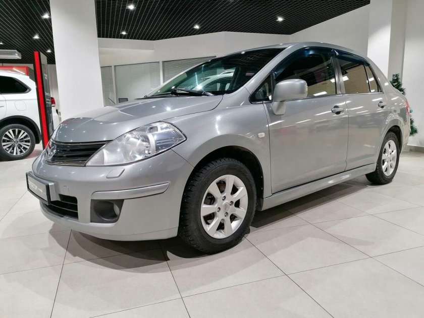 Ниссан Тиида 2011 седан