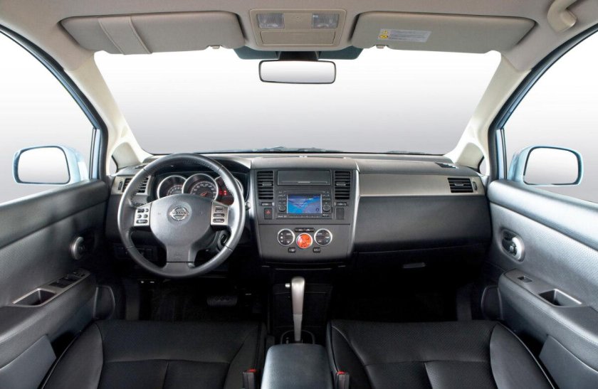 Ниссан Тиида 2010 седан салон