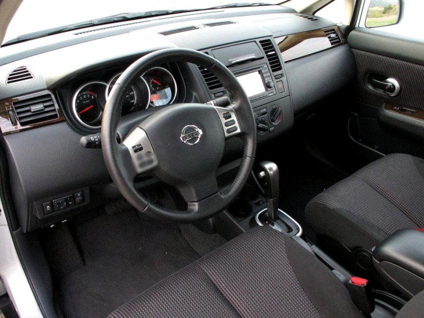 Nissan Tiida 2008 седан салон