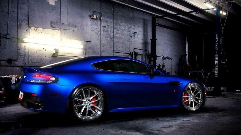 Астон Мартин синий