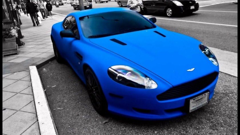 Синяя машина Астон Мартин