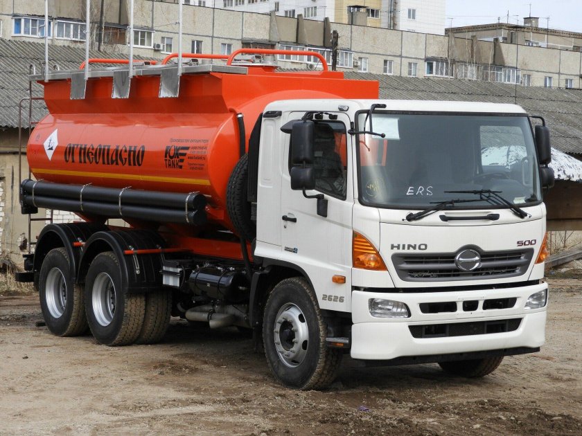 Hino 500 бензовоз