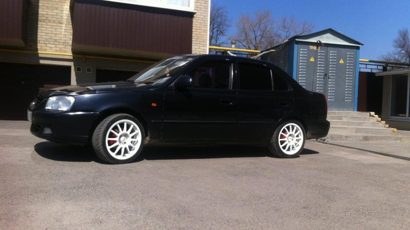 Hyundai Accent черный r15
