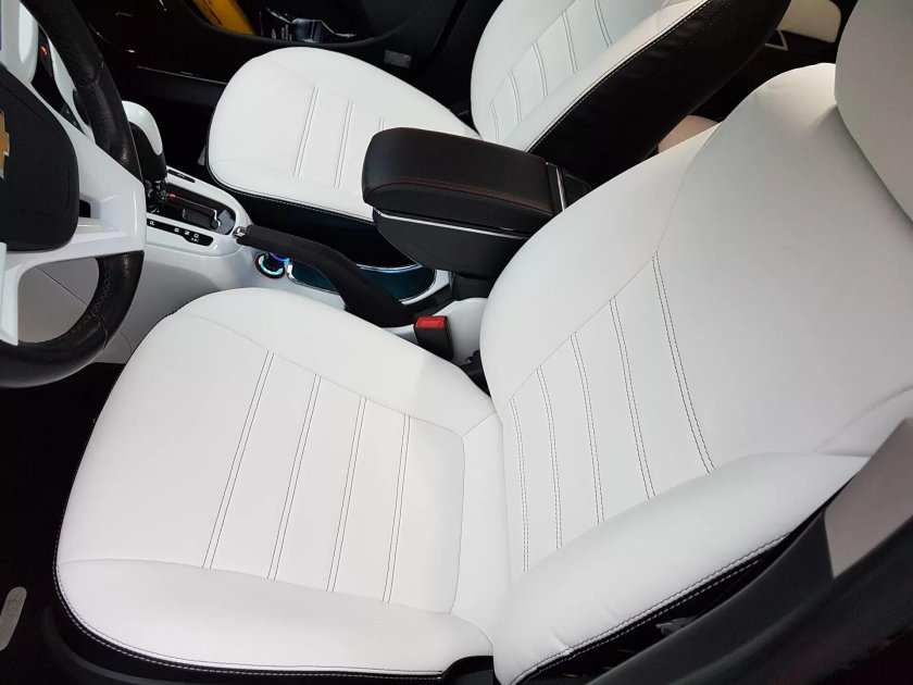 Шевроле Круз белые чехлы