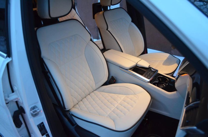 Белый салон автомобиля