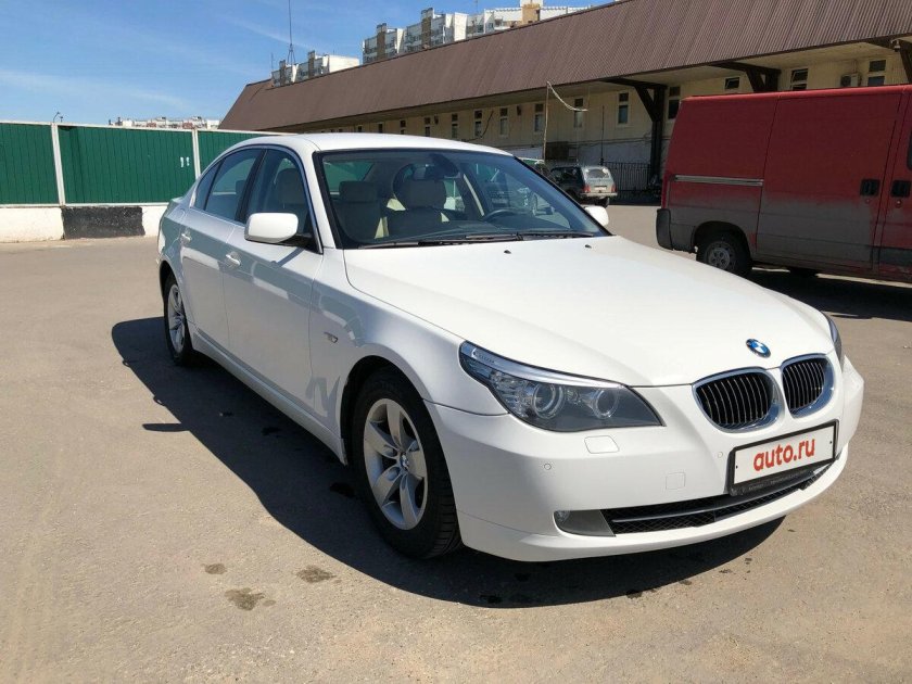 Белый BMW 525i