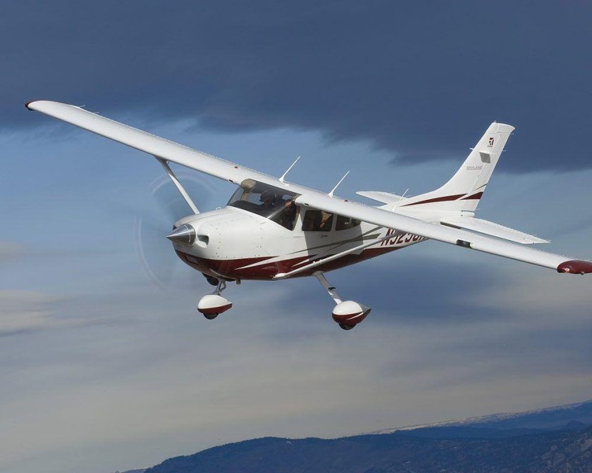Легкомоторный самолет Cessna 172