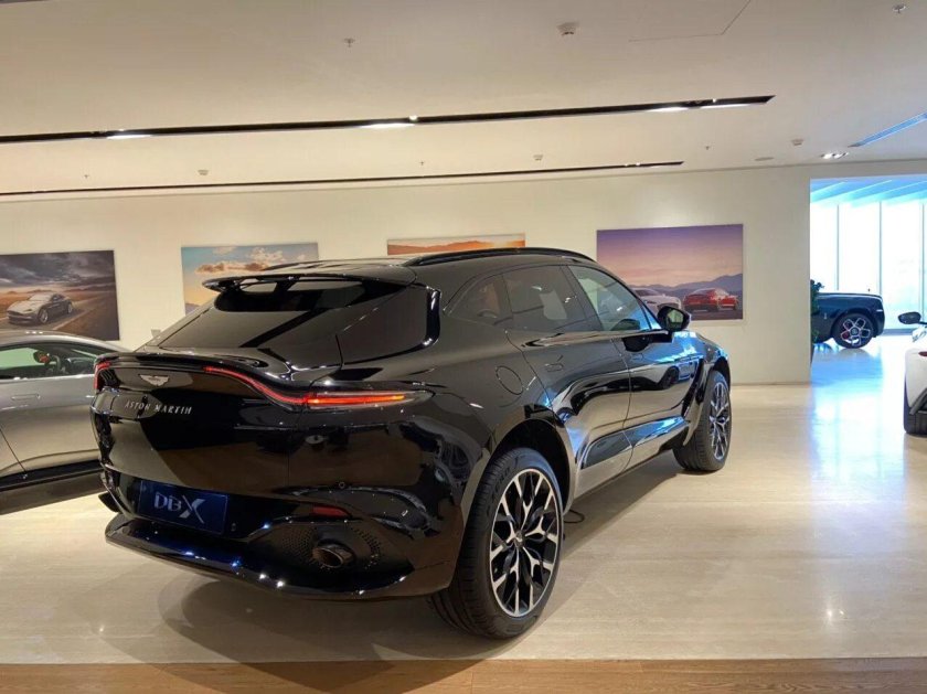 Астон Мартин DBX