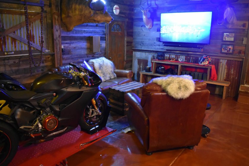 Байкерский гараж