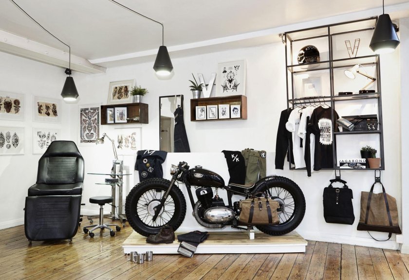 Мотоцикл в интерьере дома