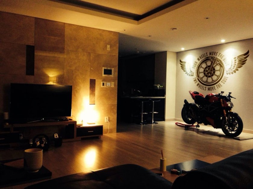 Мотоцикл в интерьере квартиры