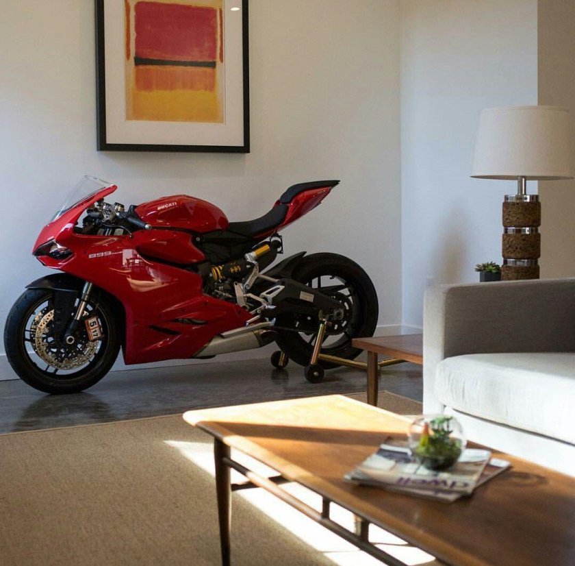 Мотоцикл в интерьере