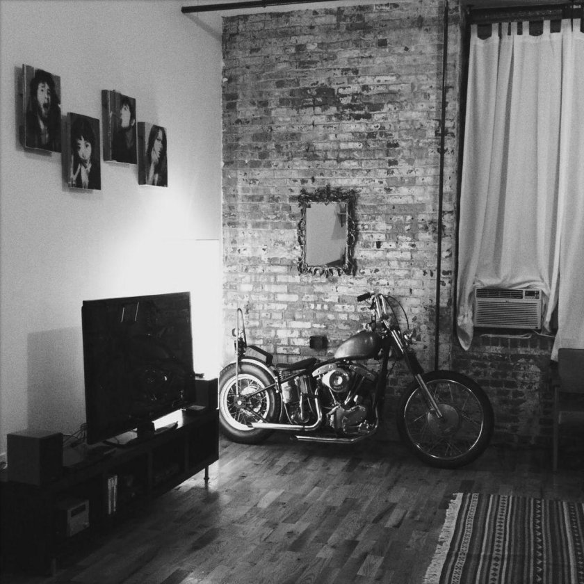 Мотоцикл в квартире лофт
