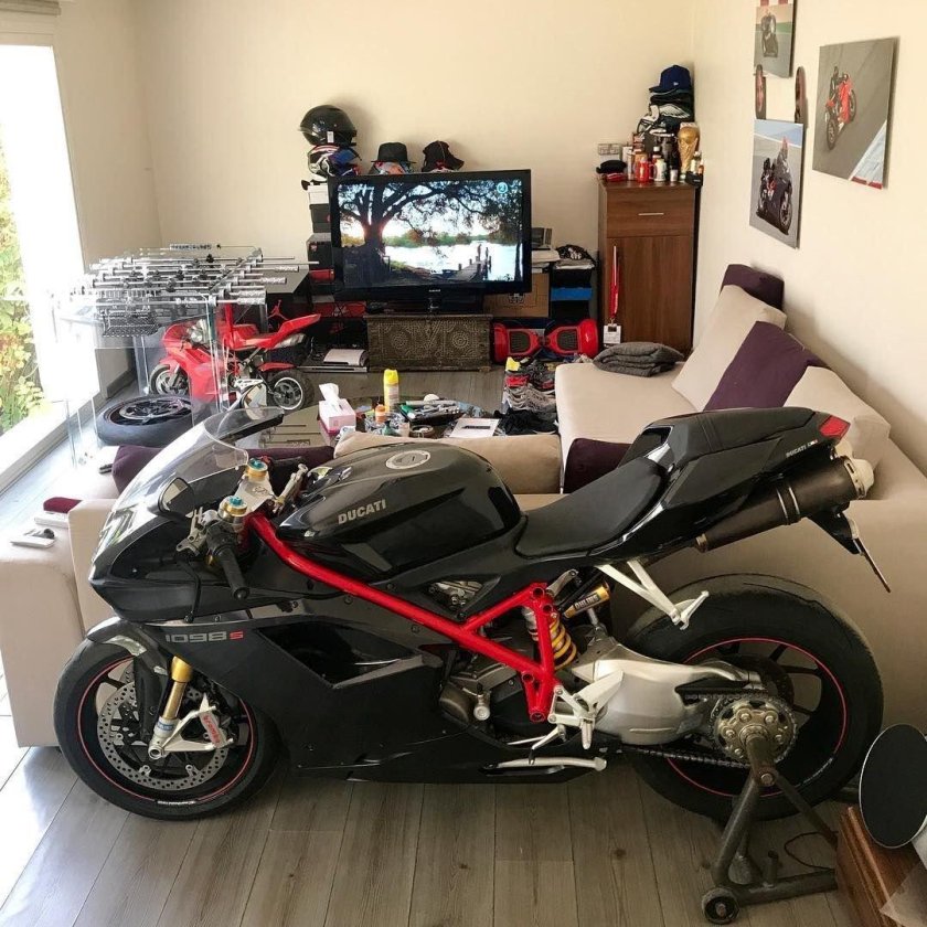 Мотоцикл в доме