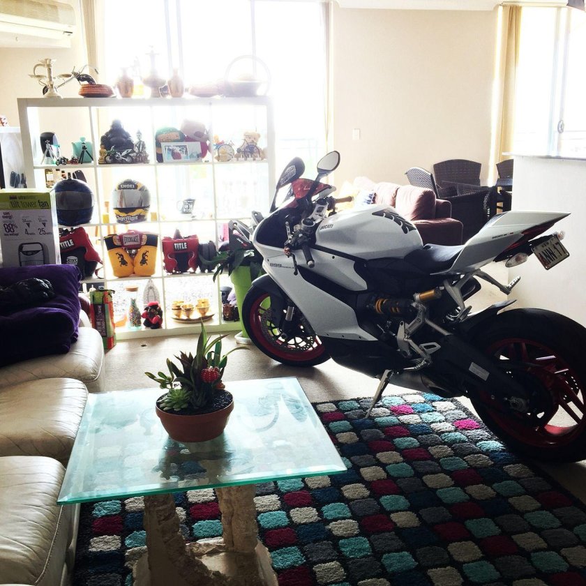 Мотоцикл в интерьере квартиры