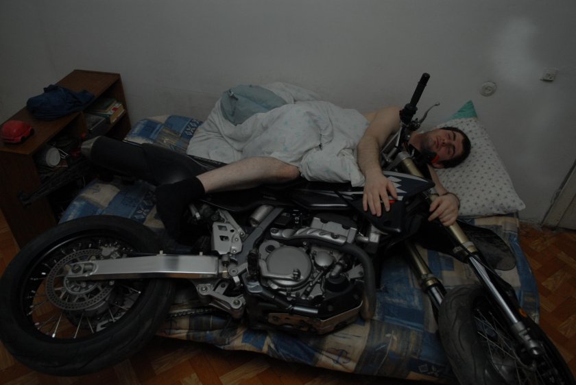 Мотоцикл в кровати