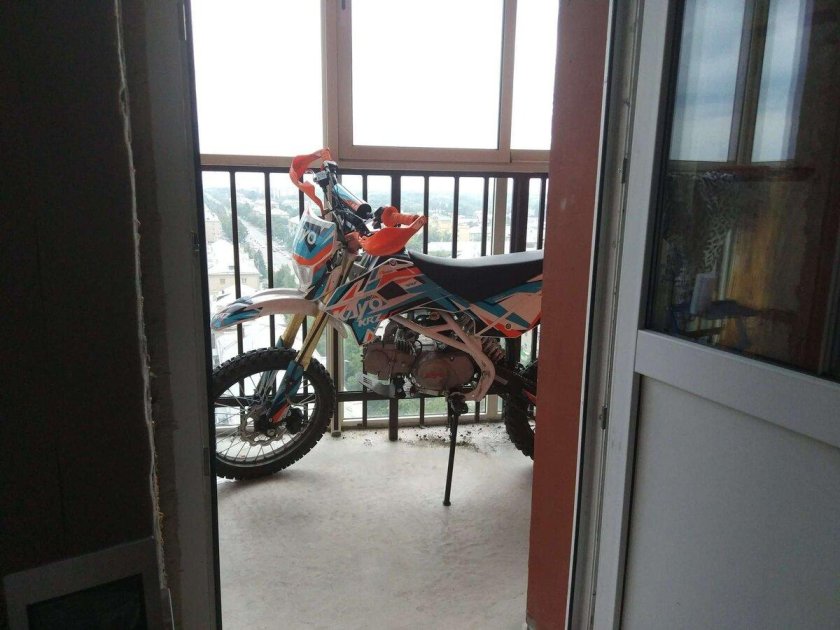 Мотоцикл на балконе