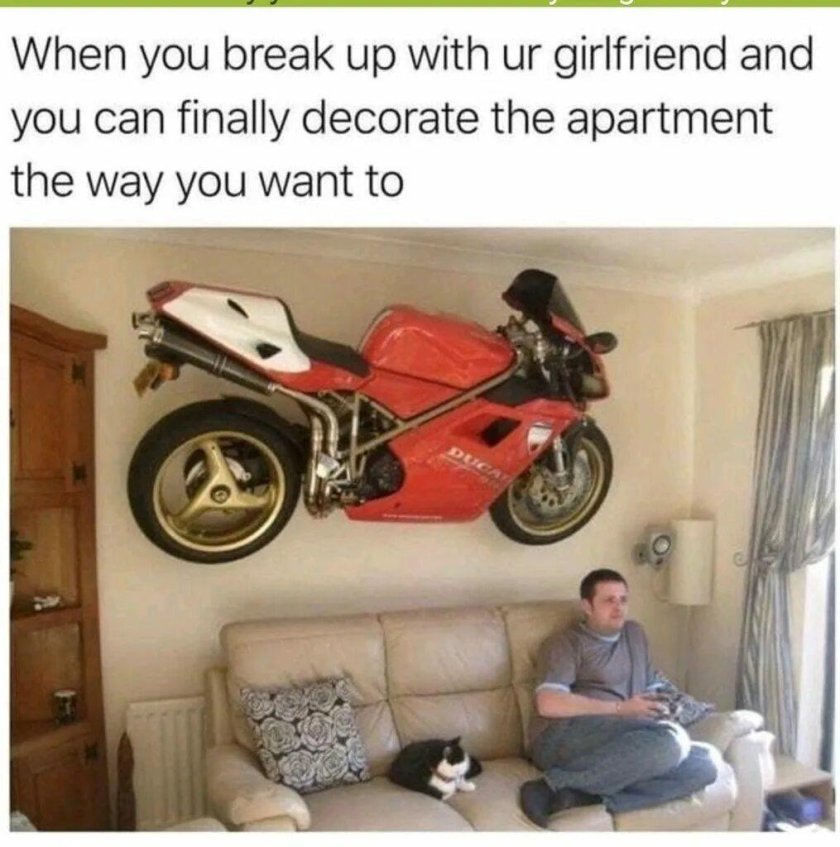 Мотоцикл на стене