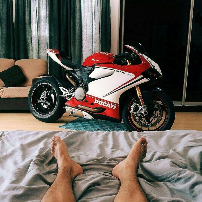 Мотоцикл в кровати