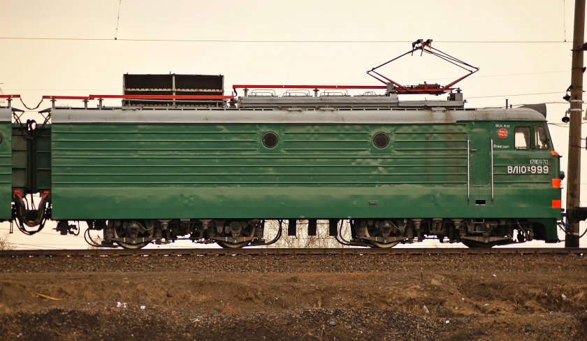 Вл-10 электровоз сбоку