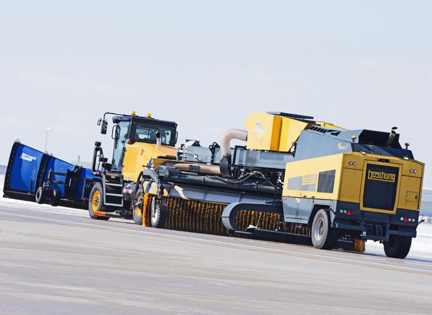 Аэродромная вакуумная подметально-уборочная машина