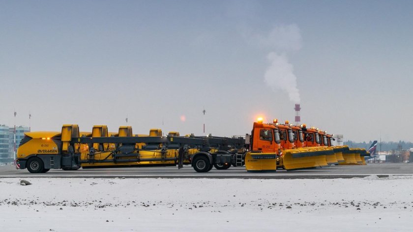 Аэродромная прицепная плужно-щеточная продувочная машина